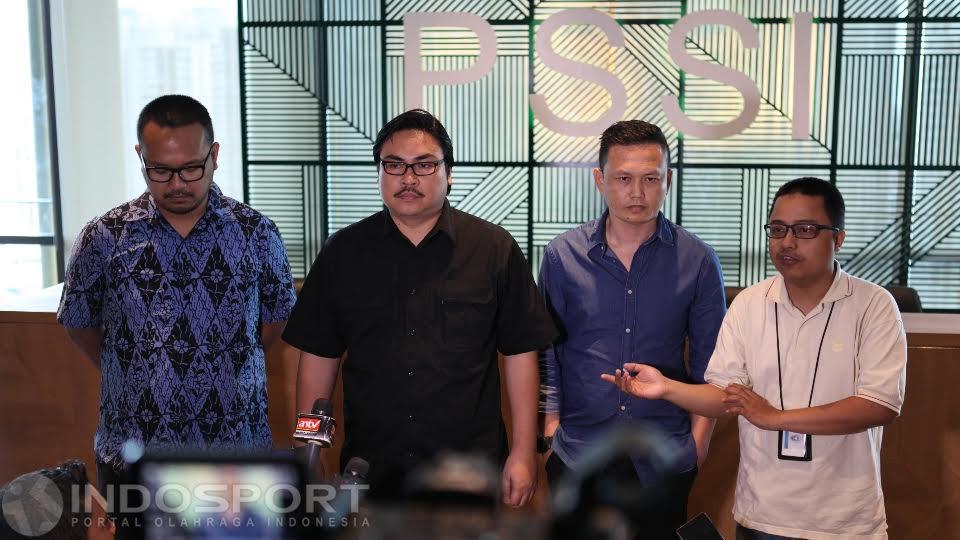 Sekjen PSSI Ade Wellington (tengah) didampingi Panitia pelaksana Yeyen Tumen (kanan) dan perwakilan Kiostix Andika Putra (kiri) saat prescon terkait tiket Timnas vs Vietnam.